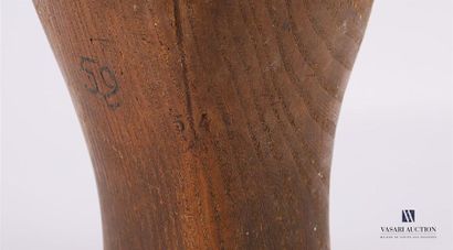 null Marotte en bois naturel marquée 52 
(fentes)
Haut. : 24 cm 