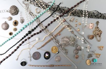 null Lot de bijoux fantaisie comprenant un collier de perles turquoises, deux chapelets...
