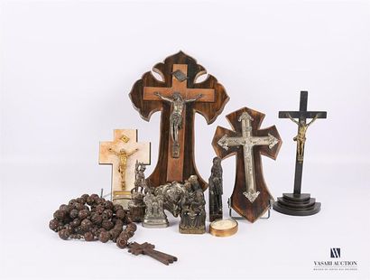 null Lot d'objets religieux comprenant : un crucifix en bois et bronze (Haut. : 24...