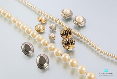null Lot de bijoux fantaisie comprenant un collier de perles blanches, un collier...