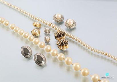 null Lot de bijoux fantaisie comprenant un collier de perles blanches, un collier...