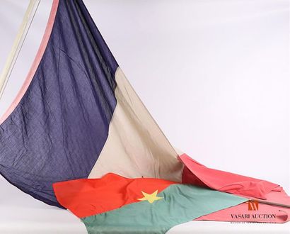 null Drapeau Republique Française et un drapeau du Burkina Faso