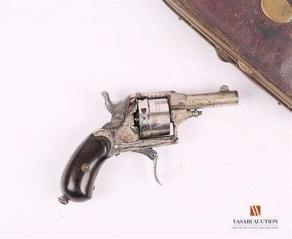 null Revolver de poche calibre .22, canon de 4,4 cm, guidon demi lune, barillet plein...