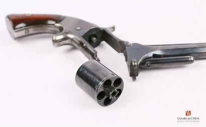 null Revolver top lever simple action calibre .32, percussion annulaire, canon octogonal...