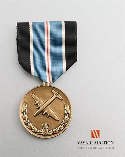 null Etats Unis d'Amérique - Médaille For humane action, pont aérien Berlin 1949,...