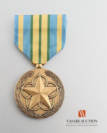 null Etats Unis d'Amérique - Military outstanding volunteer service medal, 34 mm,...