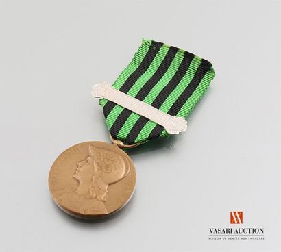 null France - Médaille commémorative de la guerre 1870-1871, gros module 36 mm, gravée...