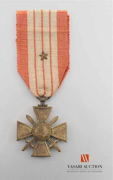 null France - Croix de guerre 1939-1945, ruban insolé avec une étoile de bronze,...