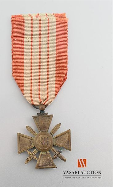 null France - Croix de guerre 1939-1945, ruban insolé avec une étoile de bronze,...
