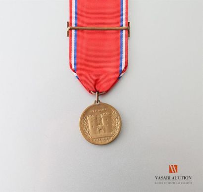 null France: médaille commémorative de la bataille de Verdun, 26 mm, ruban avec agrafe...