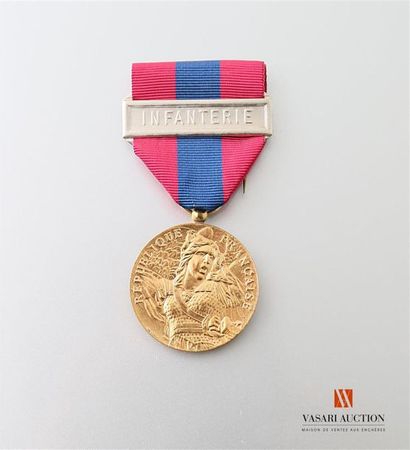 null France: médaille de la Défense nationale, agrafe Infanterie, échelon or, TT...