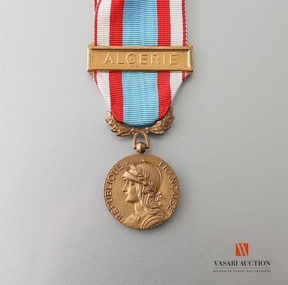 null France - Médaille commémorative d'Afrique du Nord, avec agraphe Algérie, Bronze,...