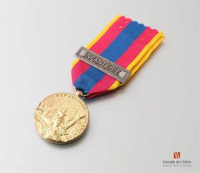 null France: médaille de la Défense nationale, agrafe Infanterie, échelon or, TB...