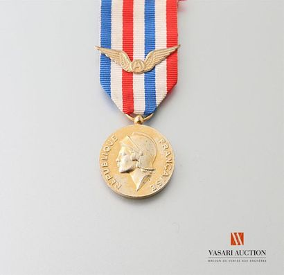 null France: Aéronautique, médaille d'honneur, attribuée 1987, usures, ruban insolé,...