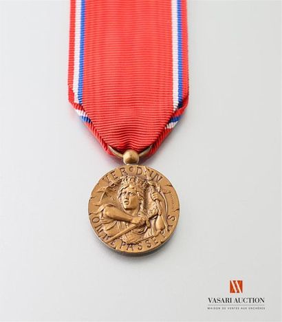 null France: médaille commémorative de la bataille de Verdun, modèle de Révillon...