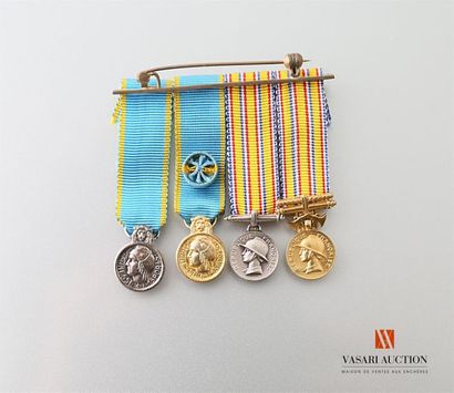 null France - Portée de quatres décorations miniatures: médaille d'honneur de la...