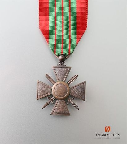 null France - Croix de guerre type 1939, non datée au dos, ruban avec étoile de bronze,...
