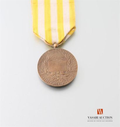 null Ministère de l'intérieur - Médaille assistance publique, bronze, 27 mm, gravée...