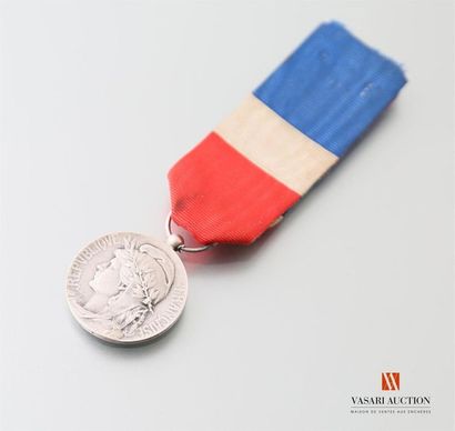 null Médaille d'honneur du travail, bronze argenté, 27 mm, ruban tricolore, ruban...