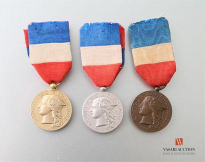 null Ministère de la guerre - Ensemble de trois décorations: médaille d'honneur du...