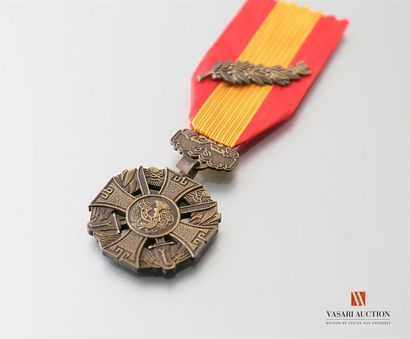 null République du Vietnam - Croix de la bravoure (gallantry cross), ruban avec palme,...