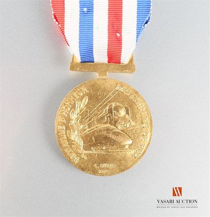 null Médaille d'honneur des chemins de fer, échelon or, 
Diamètre 35 mm, gravée par...