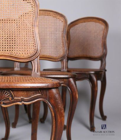 null Suite de six chaises cannées en bois naturel, le dossier violoné. Elles reposent...