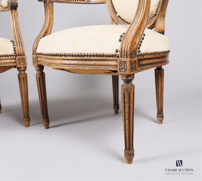null Paire de fauteuil en bois naturel mouluré et sculpté, le dossier médaillon,...
