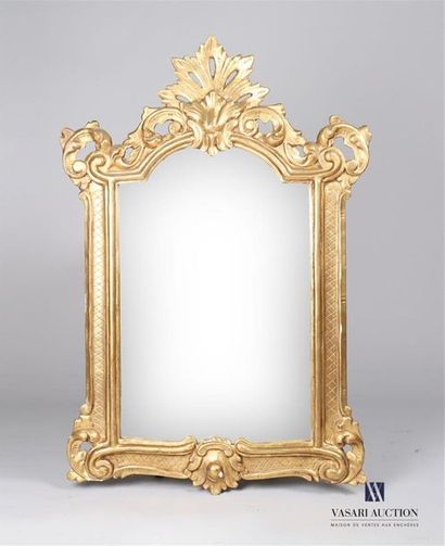 null Miroir en bois et stuc doré, il est surmonté d'un fronton ajouré à décor de...