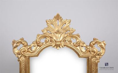 null Miroir en bois et stuc doré, il est surmonté d'un fronton ajouré à décor de...