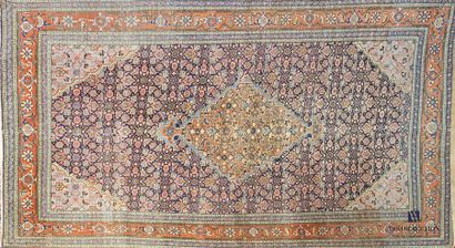 null IRAN - MESHKIN
Tapis en laine à décor d'un médaillon losangique central et de...