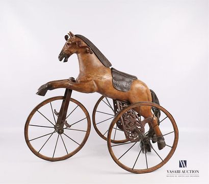 null Cheval tricycle en bois, cuir et crins, les roues en métal.
Fin du XIXème siècle
(en...