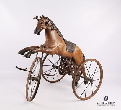 null Cheval tricycle en bois, cuir et crins, les roues en métal.
Fin du XIXème siècle
(en...