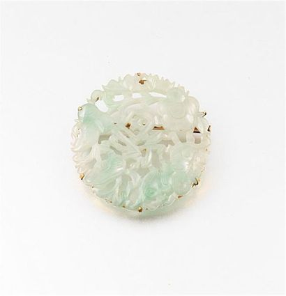null Round brooch in green ornamental stone, carved and openwork with floral decoration
Diameter:...