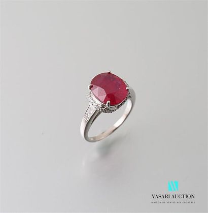 null White gold ring adorned in its centre with an oval cut ruby calibrated at approximately...