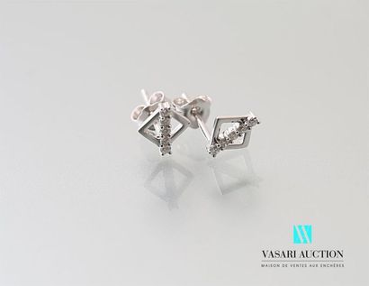 null Pair of square white gold earrings set with a line of modern cut diamonds.
Brutto...