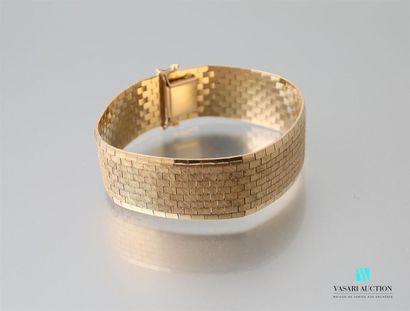 null Flexible bracelet with flat mesh in 750-thousandths yellow gold, the clip clasp...