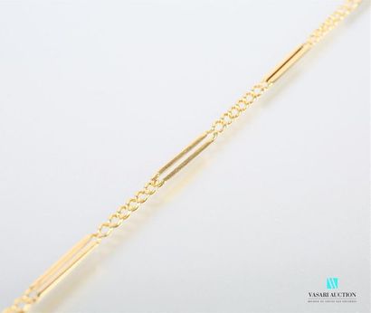 null 750-thousandths yellow gold chain, with bracelet links alternating with sticks.
Length:...