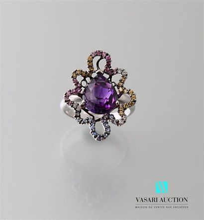 null White gold ring adorned in its center with a faceted pirate amethyst calibrating...