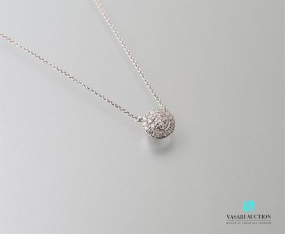 null Chain and its openwork pendant adorned with modern brilliant-cut diamonds.
Brutto...