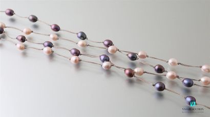 null Pair of pearl necklaces on cord.
Length: 41 cm 