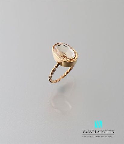 null Twisted yellow gold ring set with an oval citrine in closed 
setting Gross weight:...