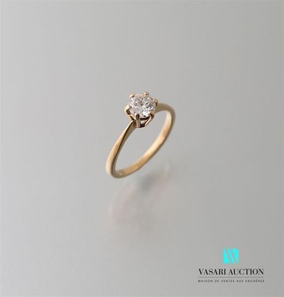 null Yellow gold ring 750 thousandths decorated with a solitaire brilliance (5.3...