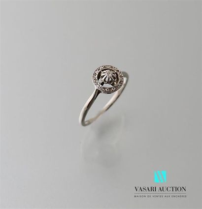 null Ring in white gold and platinum decorated in its center with a brilliance in...