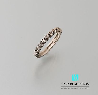 null American wedding ring in 750-thousandths white gold adorned with brilliants...