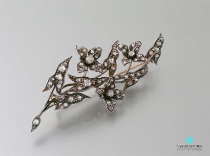 null Brooch in 750-thousandths gold and 925-thousandths silver featuring a leafy...