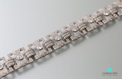  Bracelet en platine, articulé de huit motifs quadrangulaires ajourés présentant...
