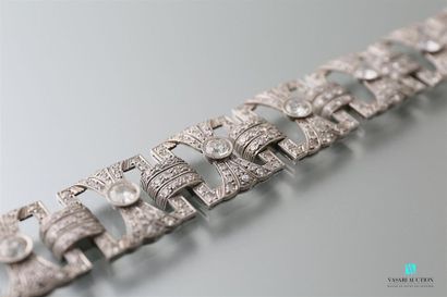 null Bracelet en platine, articulé de huit motifs quadrangulaires ajourés présentant...