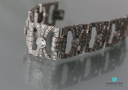  Bracelet en platine, articulé de huit motifs quadrangulaires ajourés présentant...