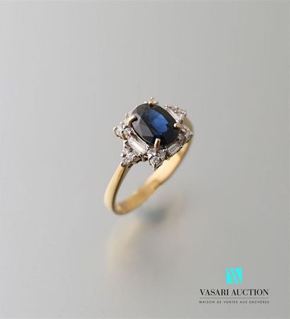 null Yellow gold ring adorned in its center with an oval sapphire caliber of about...